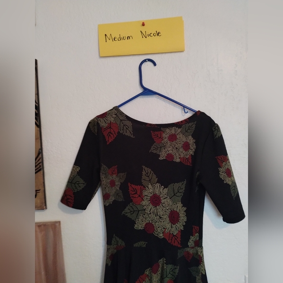 Medium Nicole Lularoe - Picture 1 of 16